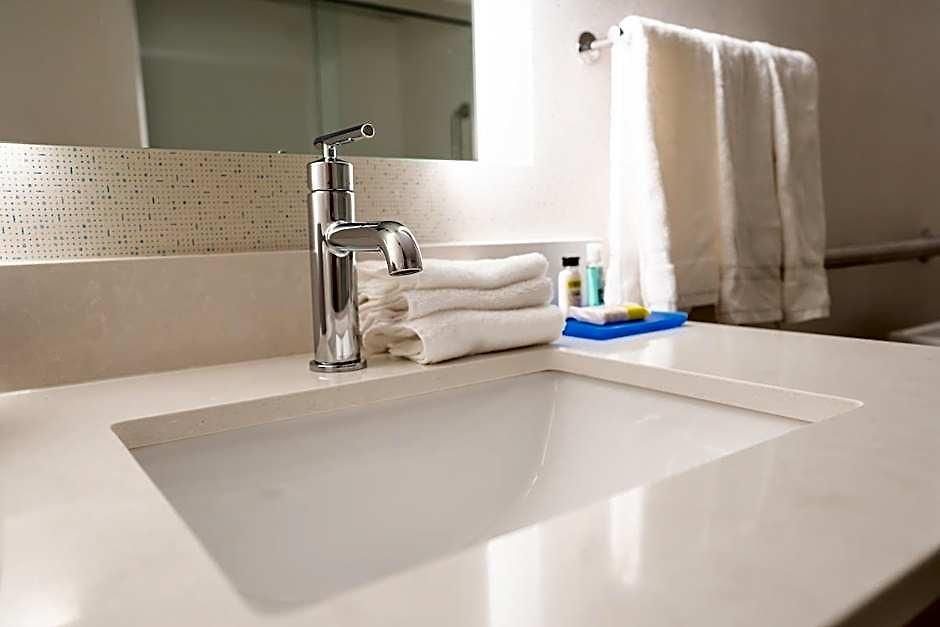 Hotel Express By Ihg Boston