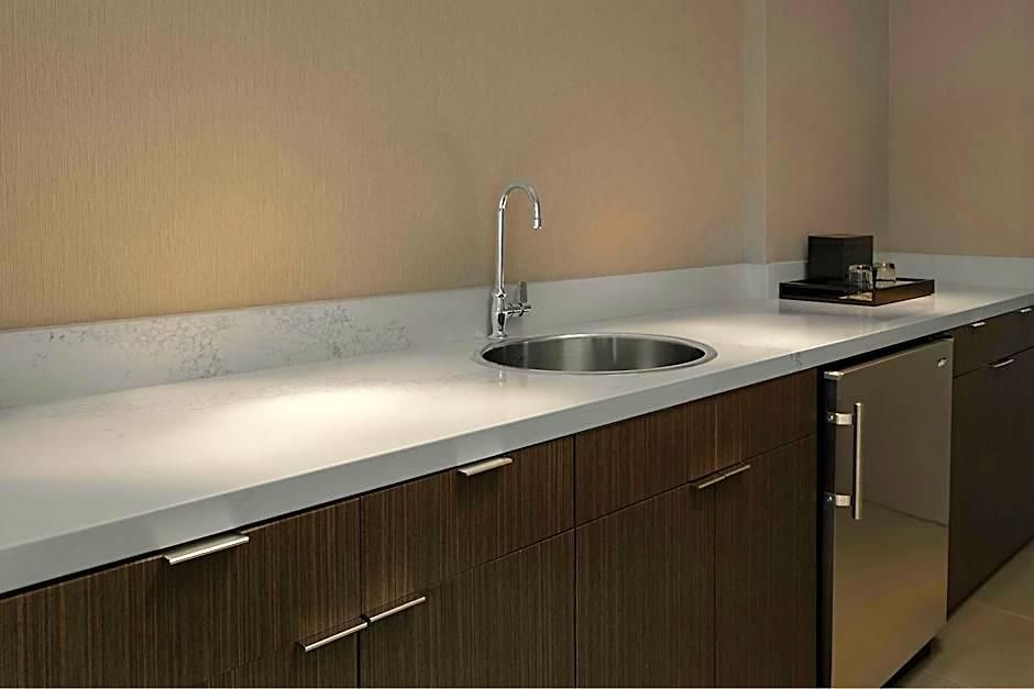 Renaissance Seaport District 4* Boston