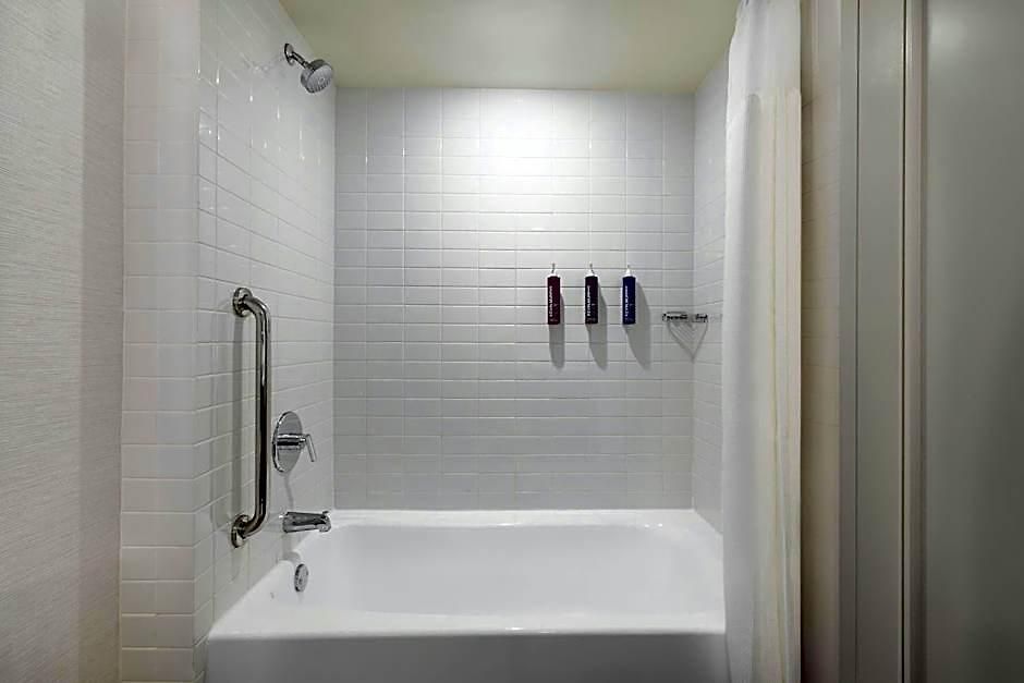 Renaissance Seaport District Hotel 4*