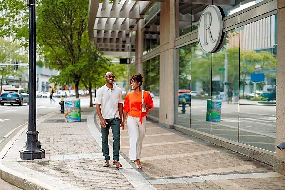 Renaissance Seaport District 4*