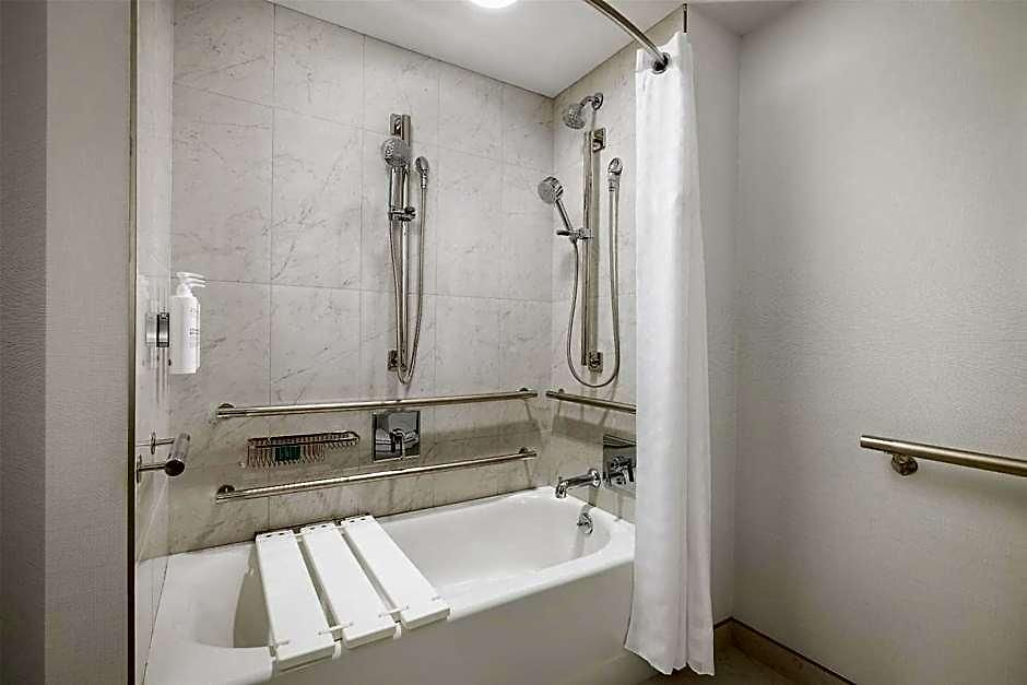 Hilton Back Bay 3*