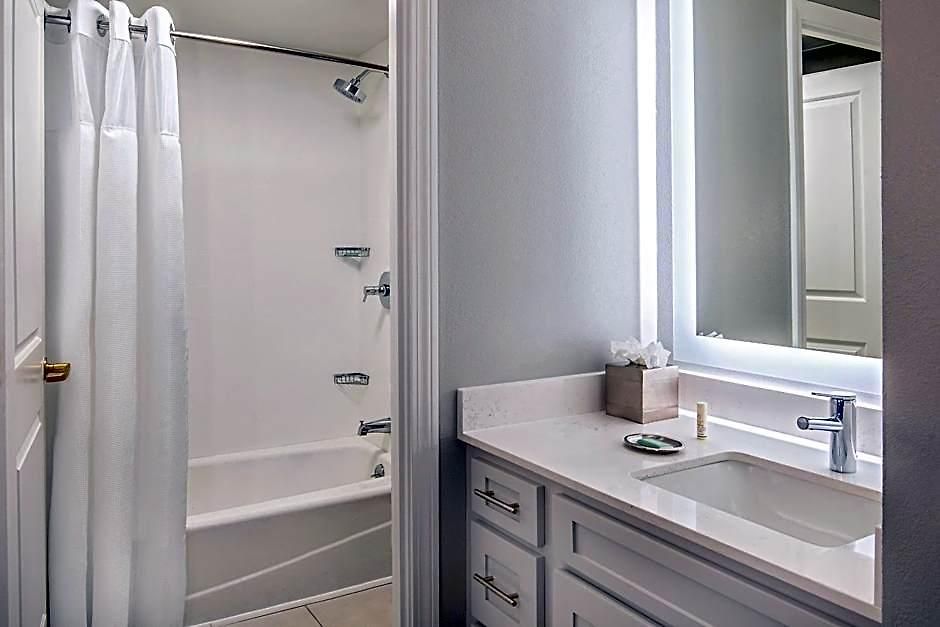 Hotel By Marriott Harbor On Tudor Wharf 3*