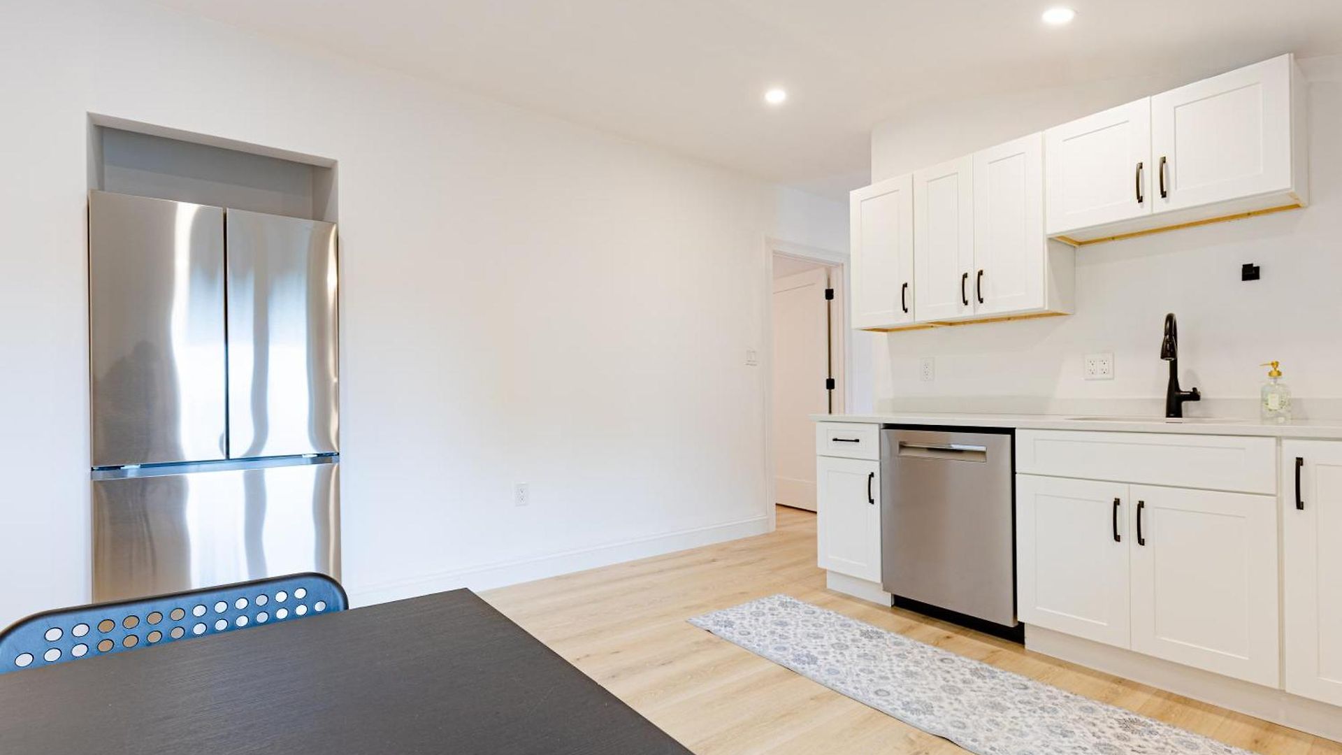 154r Newley Renovated Sunny Spacious Quite In Brighton