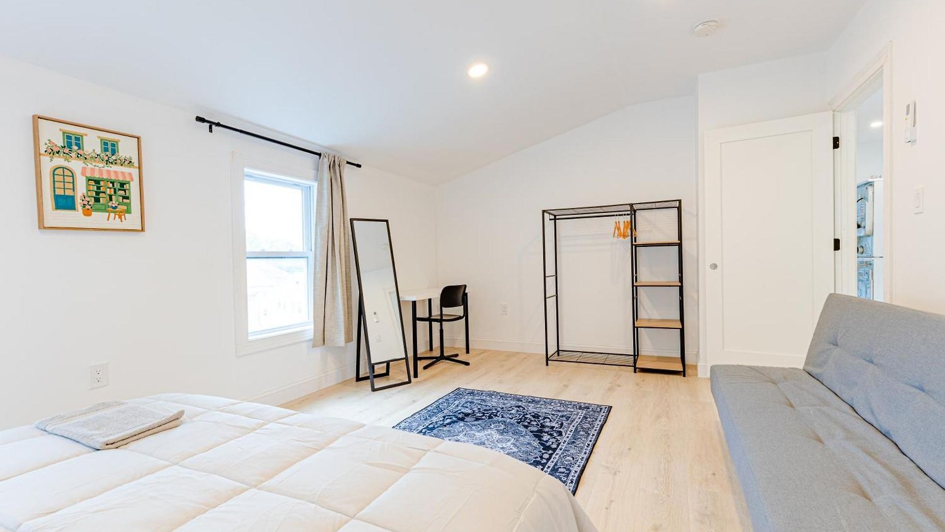 154r Newley Renovated Sunny Spacious Quite In Brighton