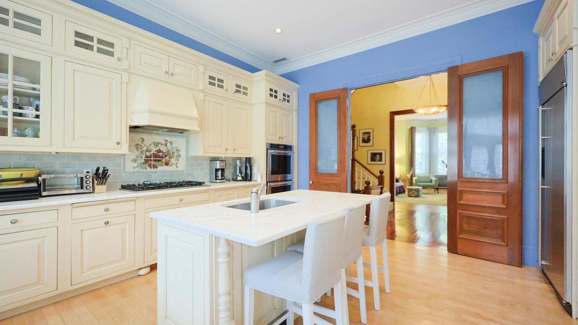 Brownstone Stay, Includes Parking Holiday home