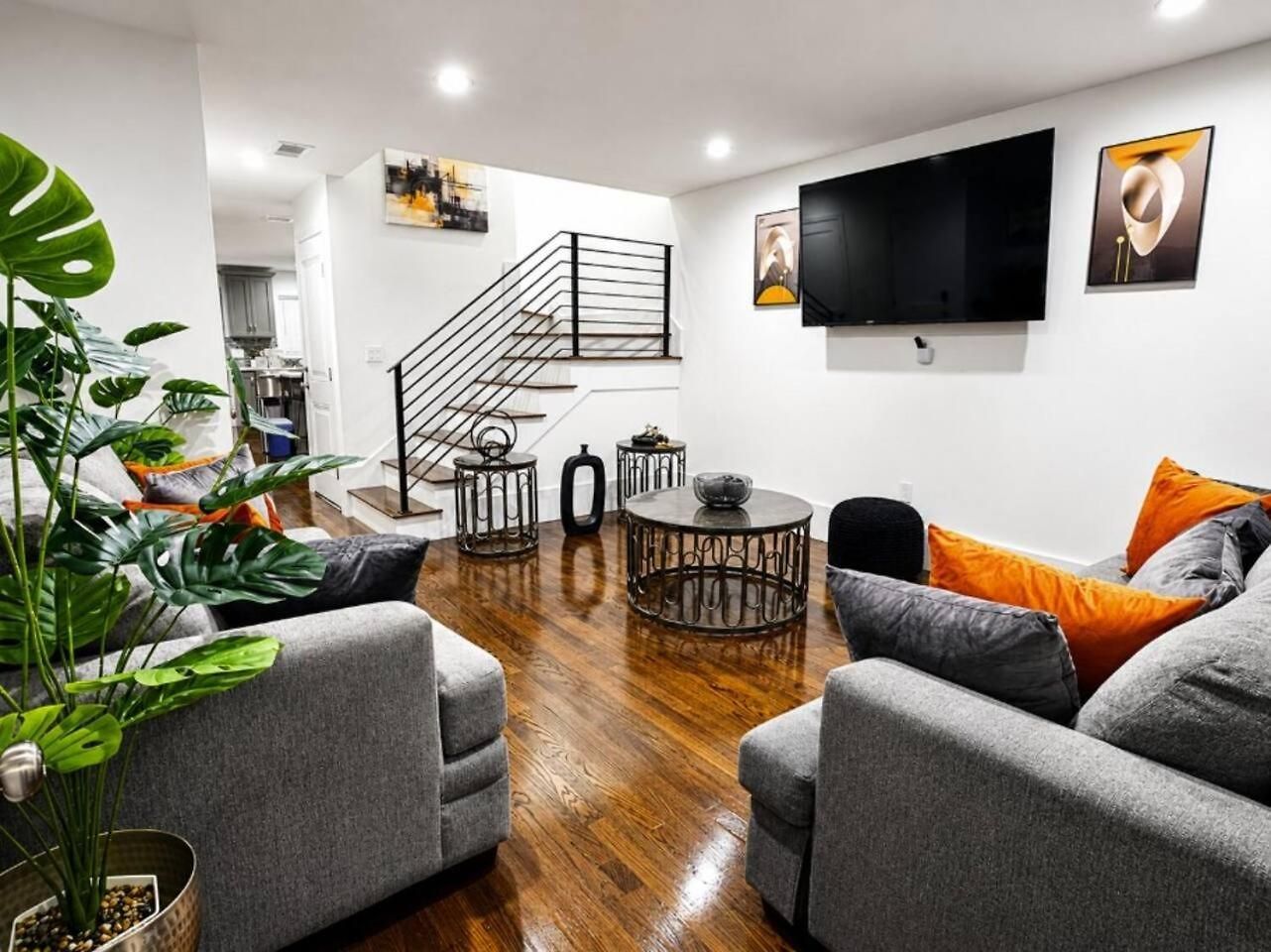 New 4-bedroom, 5 Bed, 2.5bath Near Downtown Holiday home