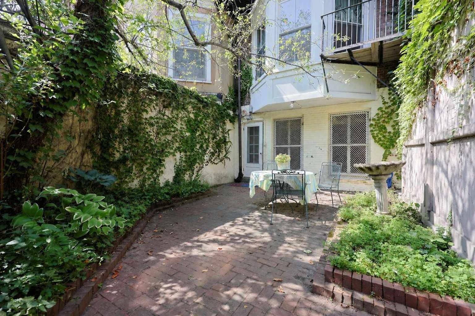 Brownstone Stay, Includes Parking Holiday home *