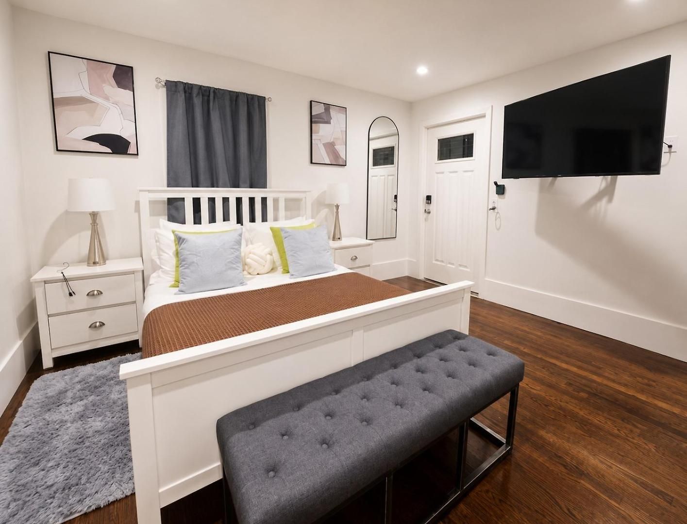 Holiday home New 4-bedroom, 5 Bed, 2.5bath Near Downtown
