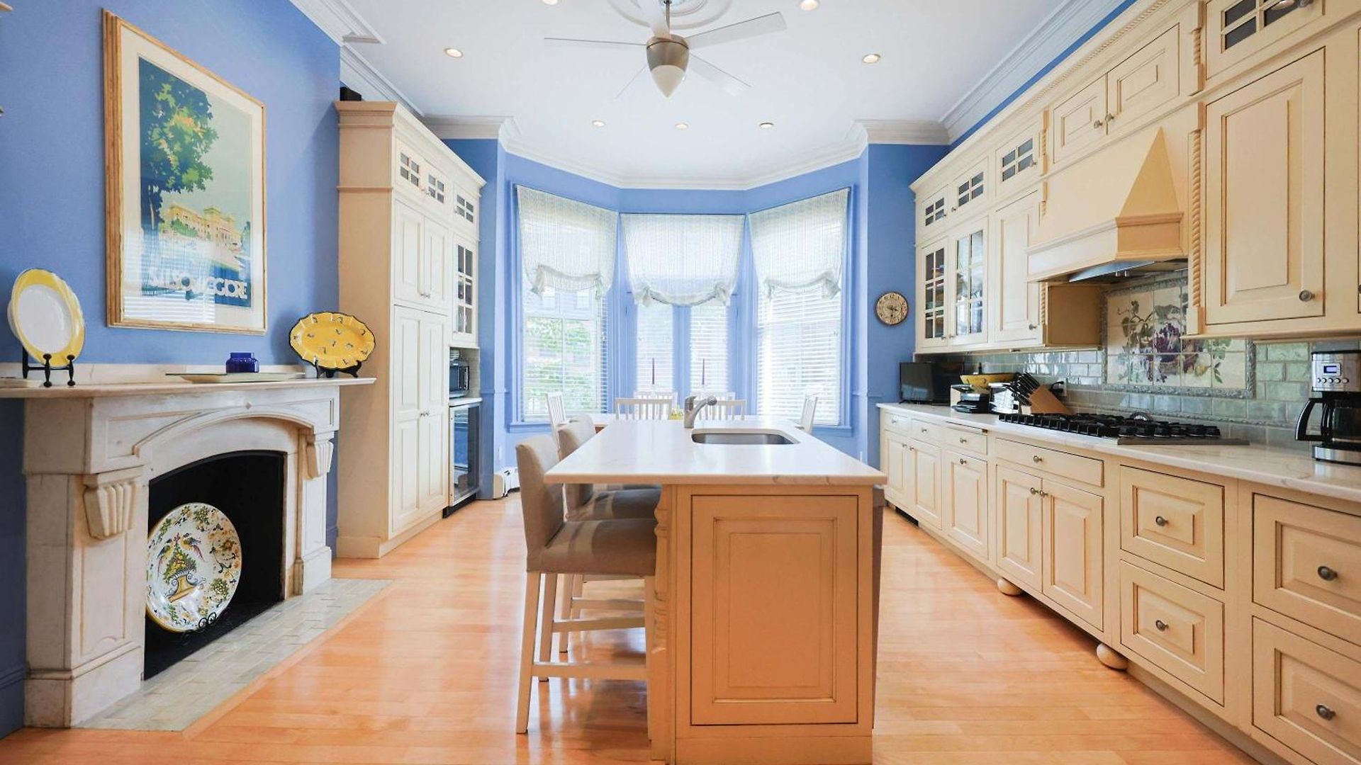 Brownstone Stay, Includes Parking Holiday home