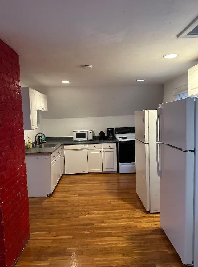 -no70- Fancy In A House - Walking Distance To Line T Station - Centrally Located At Brighton Boston