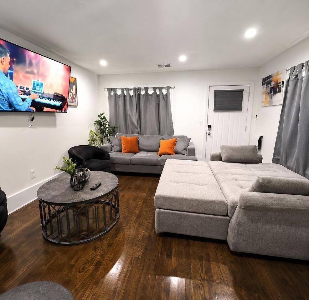 Holiday home New 4-bedroom, 5 Bed, 2.5bath Near Downtown *