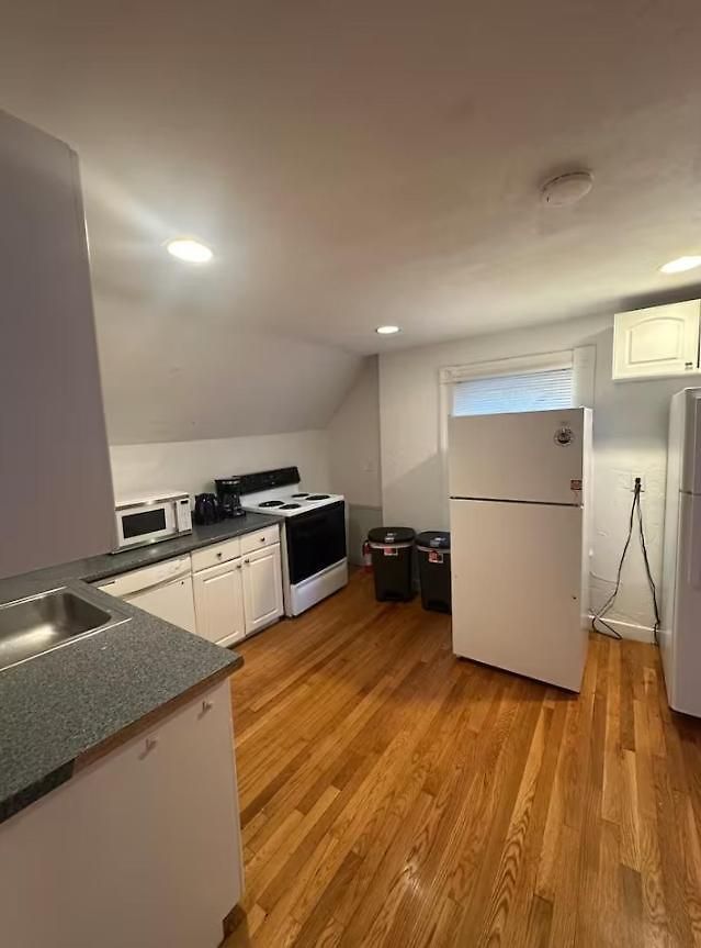 -no70- Fancy In A House - Walking Distance To Line T Station - Centrally Located At Brighton *