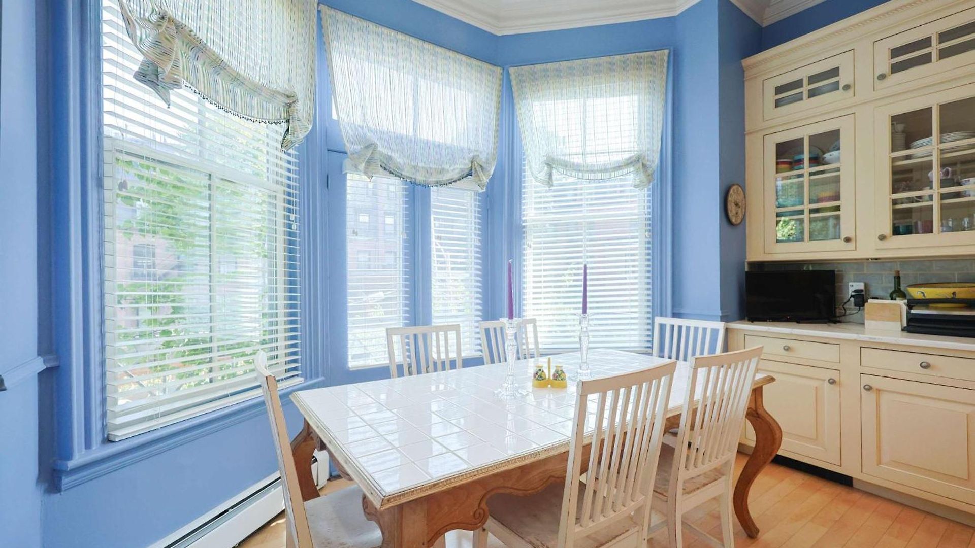 Brownstone Stay, Includes Parking Holiday home