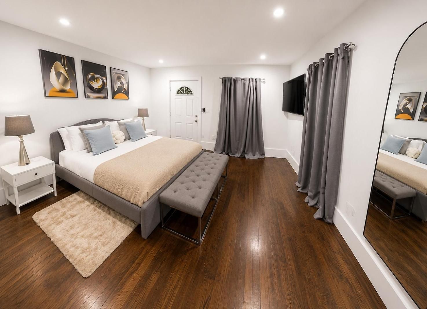 Holiday home New 4-bedroom, 5 Bed, 2.5bath Near Downtown