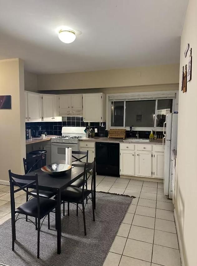 Guest house -no66- Fancy In A House - 2 Beds - Steps To College & Line At Brighton Boston