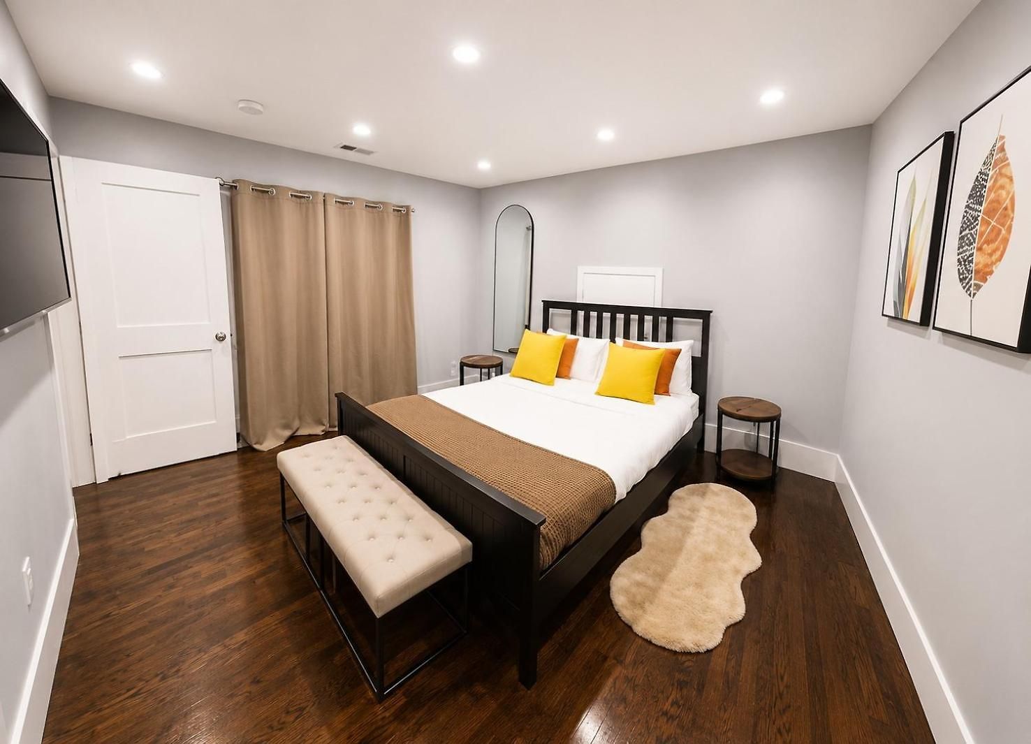 New 4-bedroom, 5 Bed, 2.5bath Near Downtown Holiday home