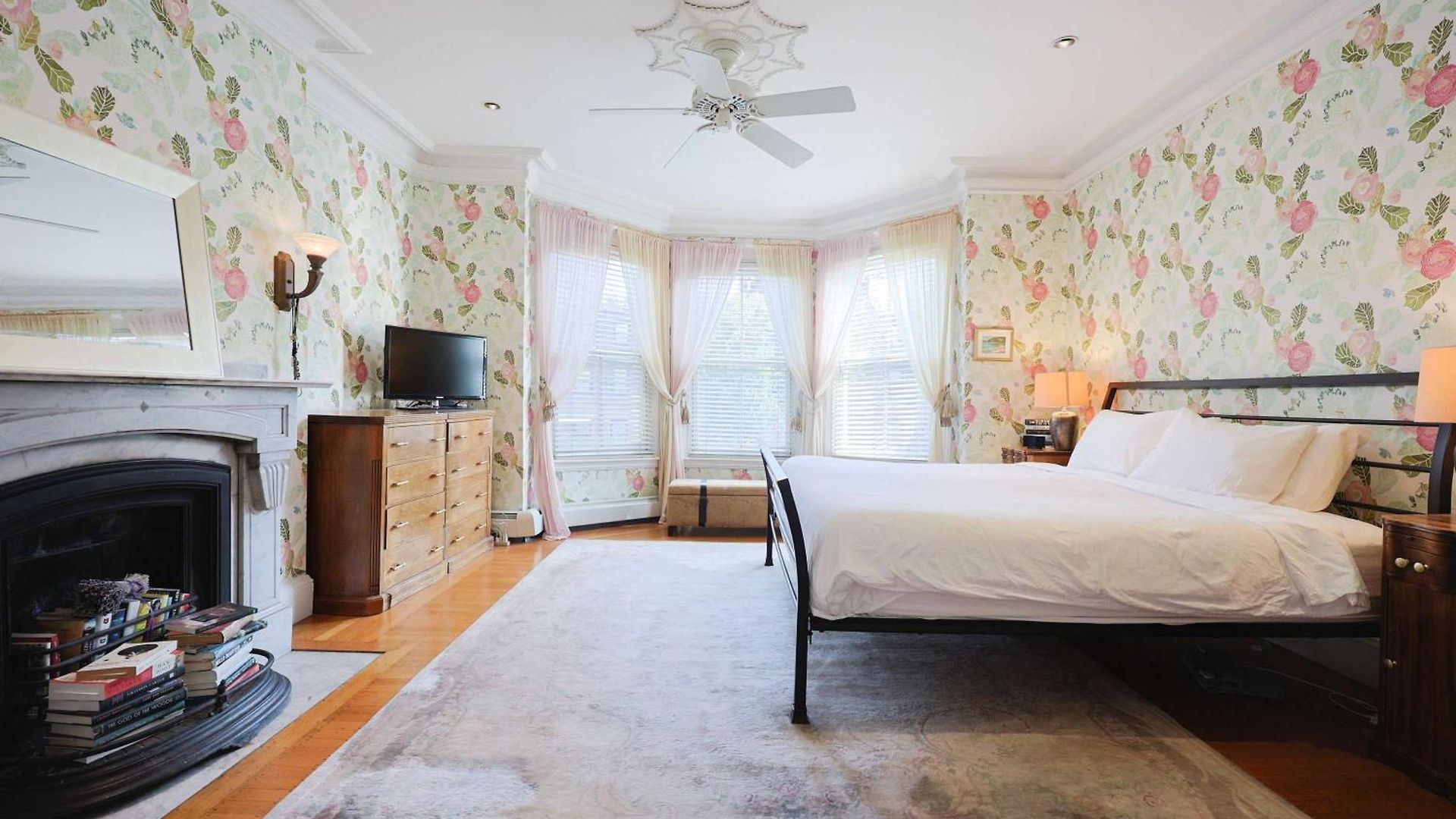 Brownstone Stay, Includes Parking *