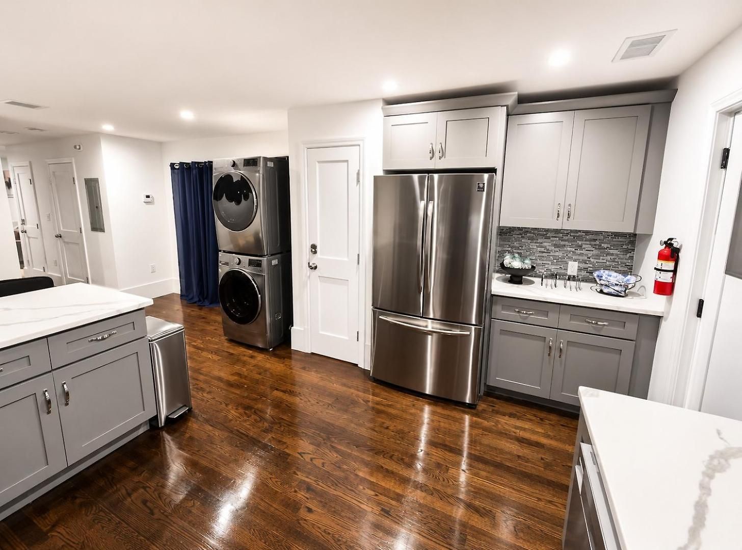 New 4-bedroom, 5 Bed, 2.5bath Near Downtown Holiday home *