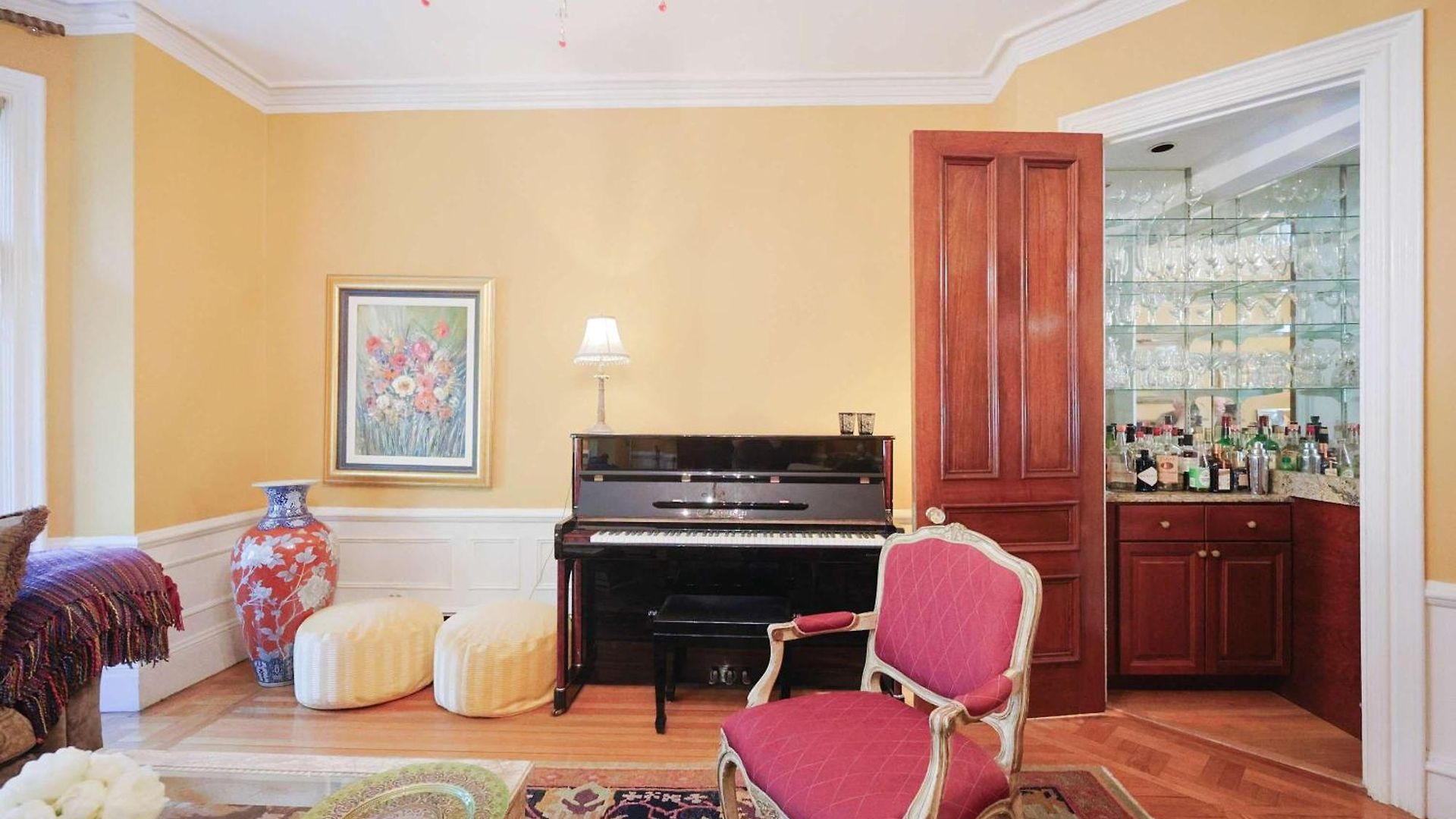 Brownstone Stay, Includes Parking Holiday home