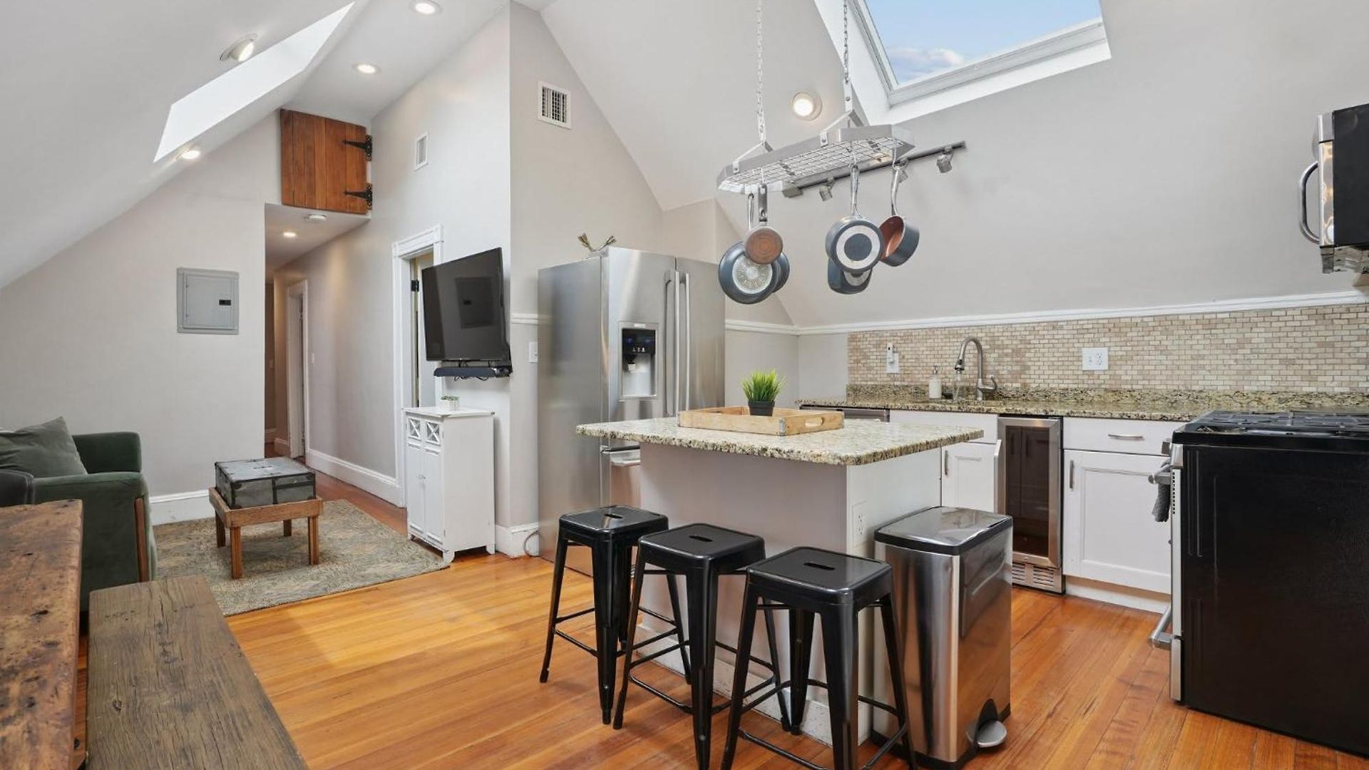 Contemporary Duplex Near The T Holiday home