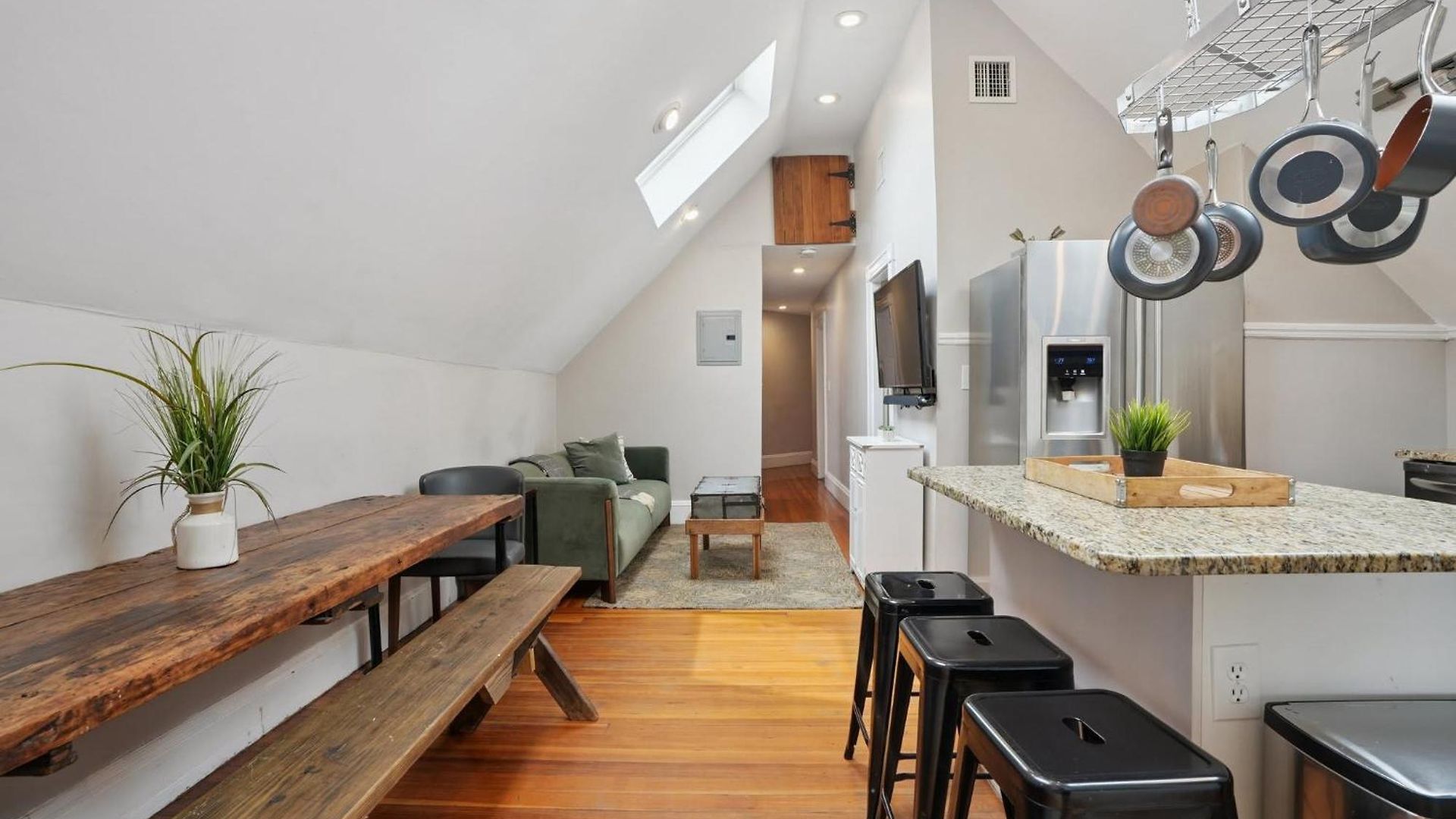 Contemporary Duplex Near The T Holiday home *