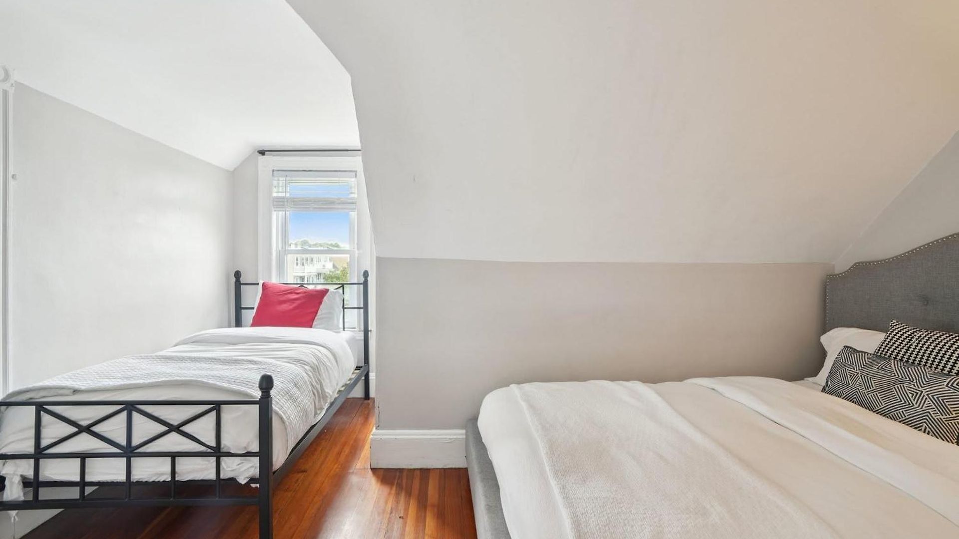 Contemporary Duplex Near The T Holiday home Boston