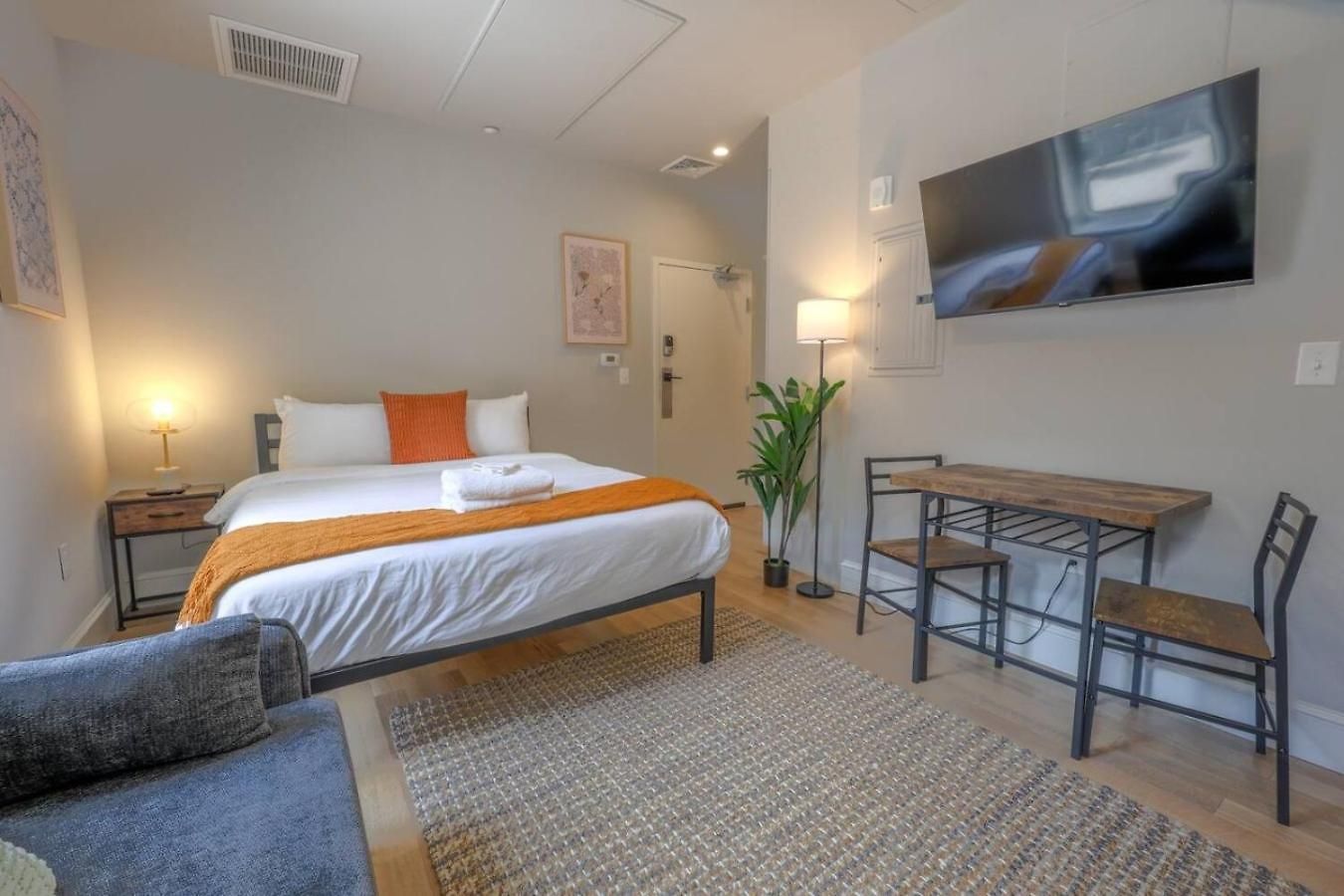 Apartment Stunning On Newbury St *