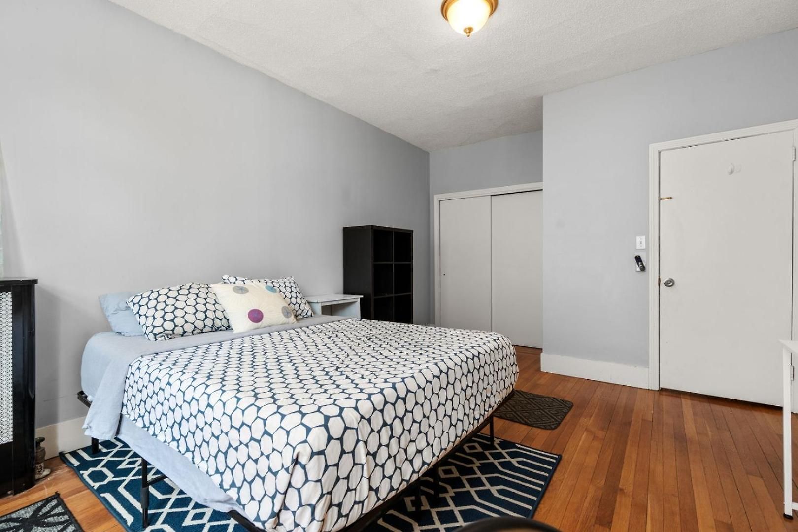 Apartment W/ Ac, W/d & Desk *