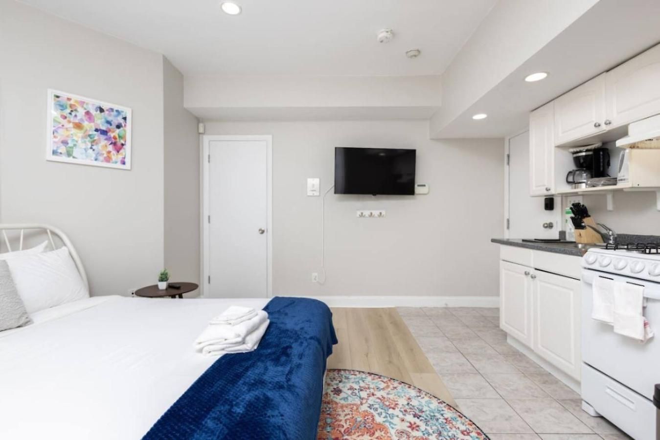 Petit In Back Bay Apartment