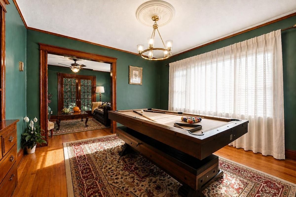 Charming 3br Garage Ev, Pool Table