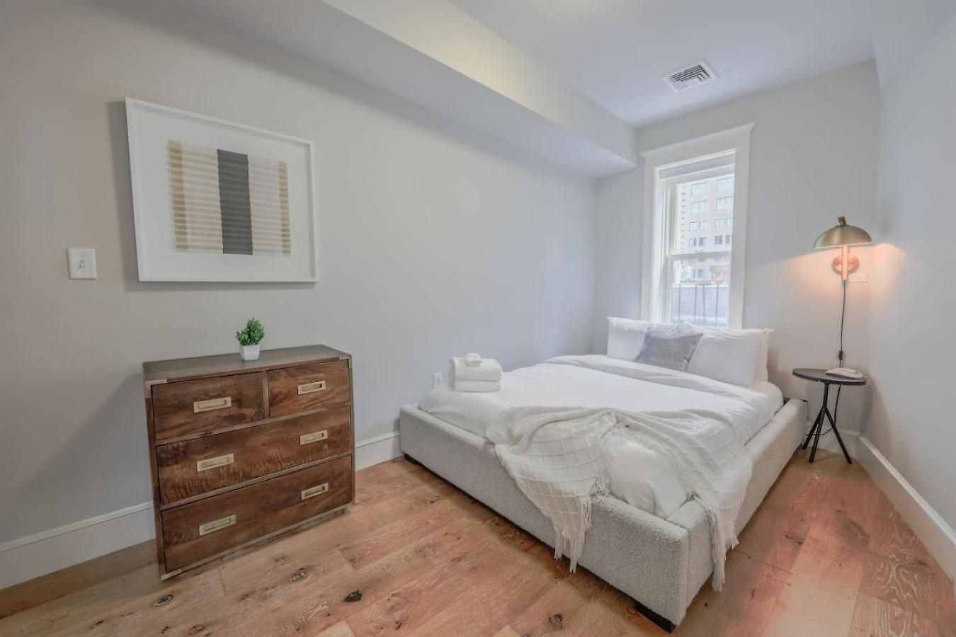 Classic Back Bay 1br On Newbury Street Boston