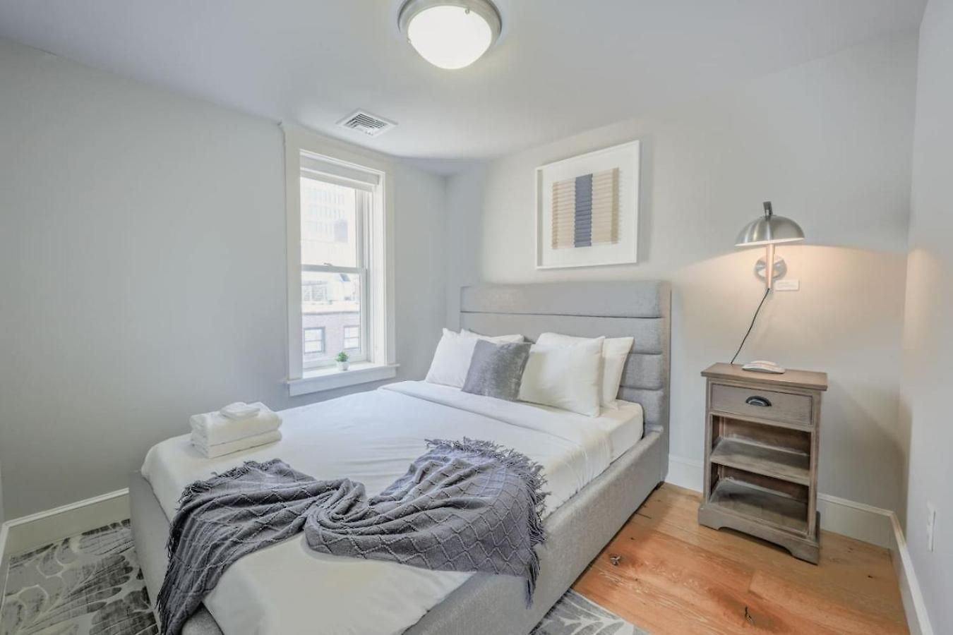 Airy And Bright 1br Newbury St Boston
