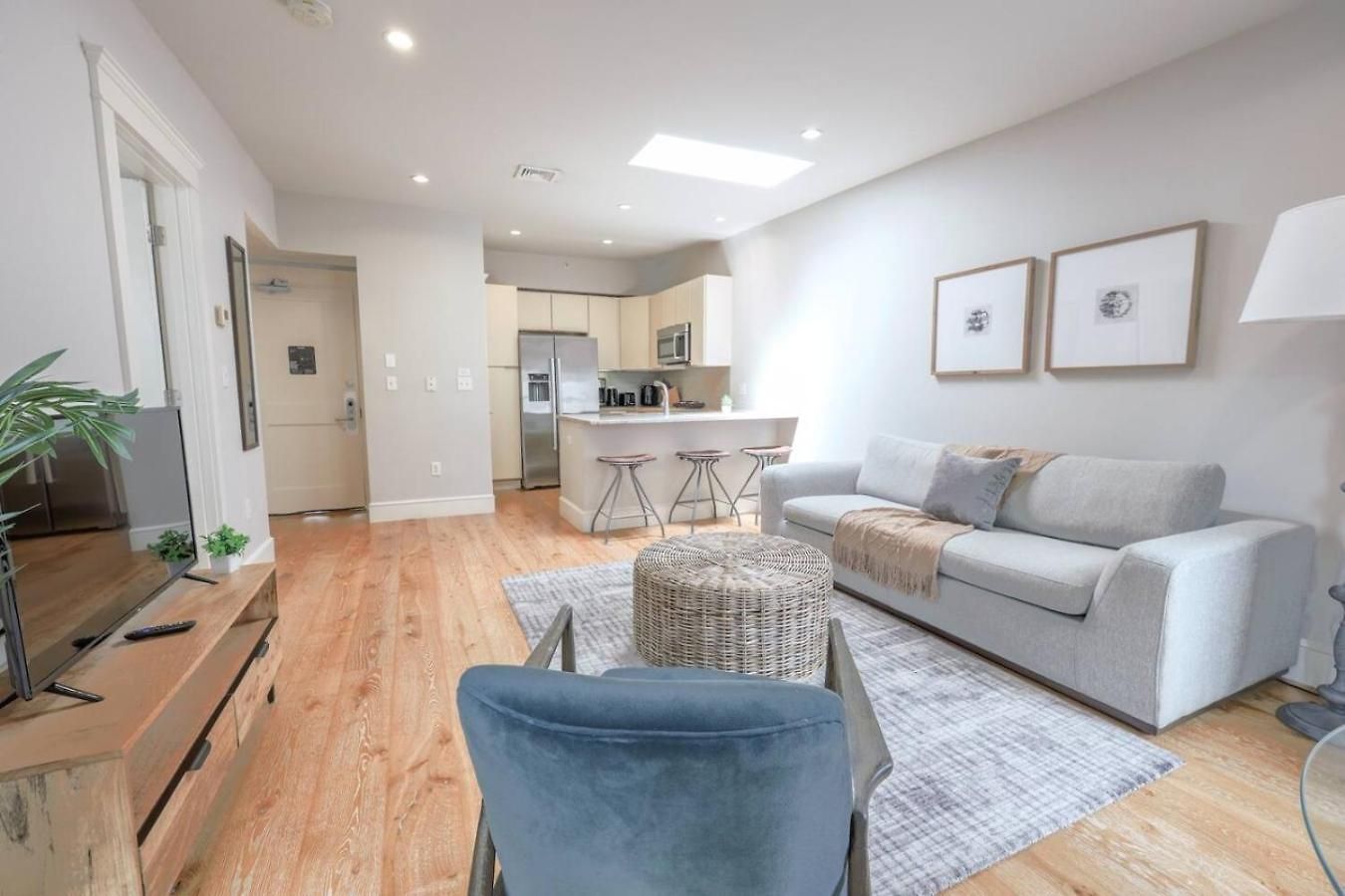 Airy And Bright 1br Newbury St * Boston