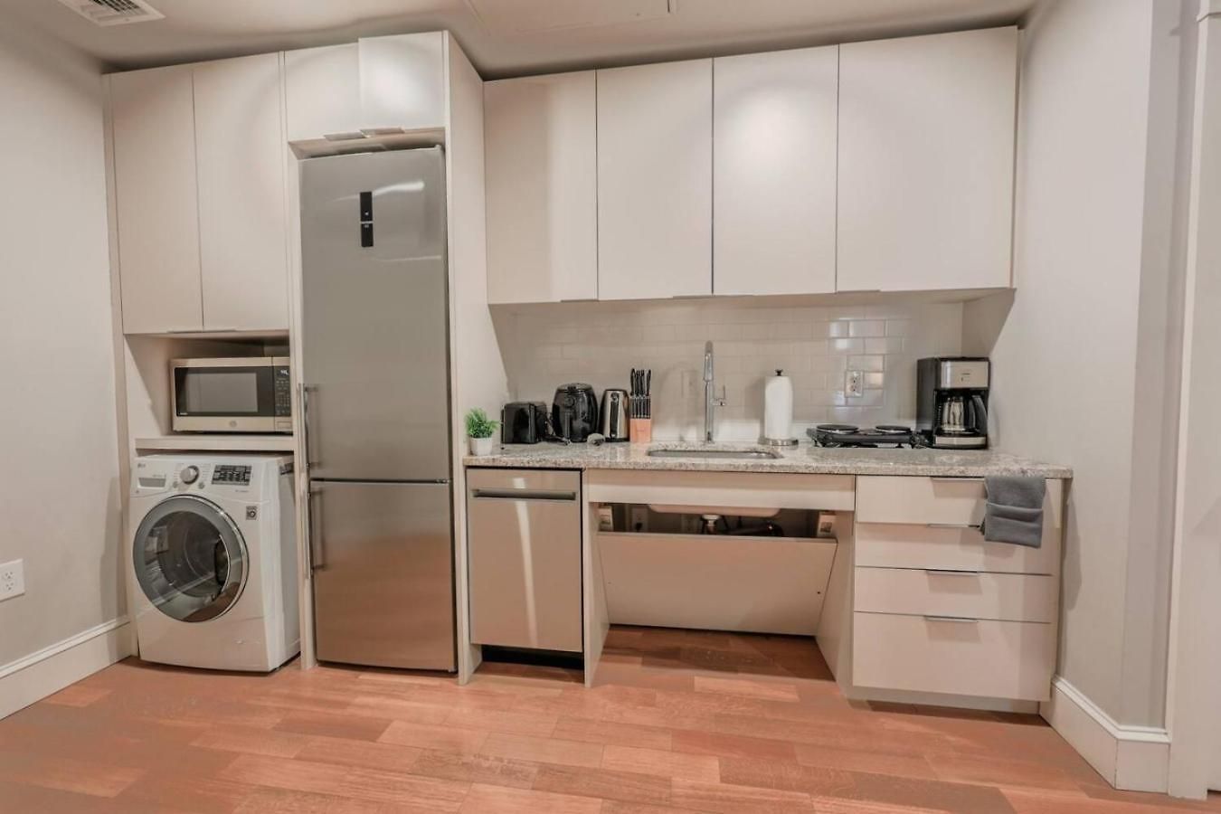 Bright Newbury Street 1 Bedroom Apartment