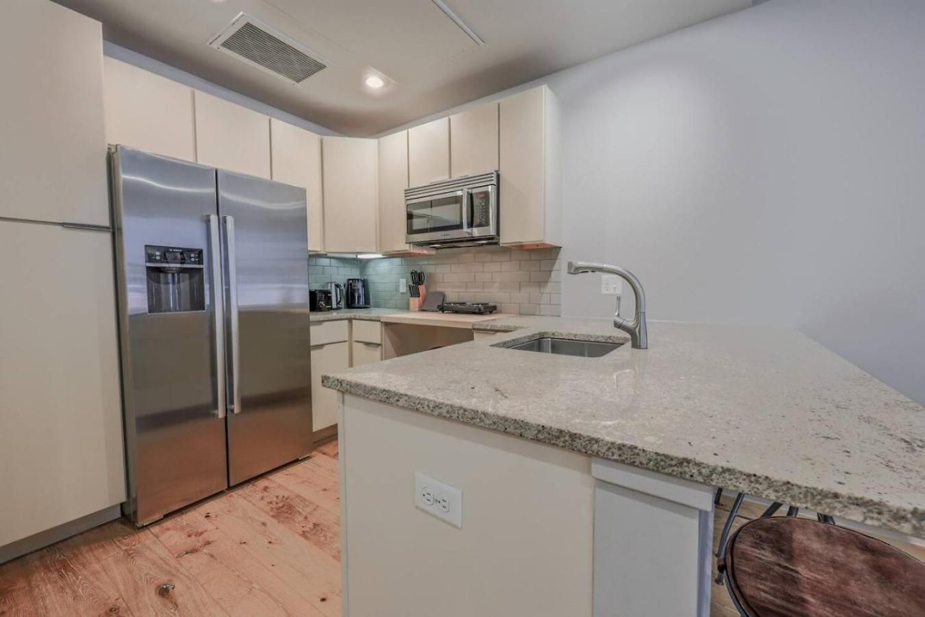 Sun-filled 1br Steps From Public Garden Apartment
