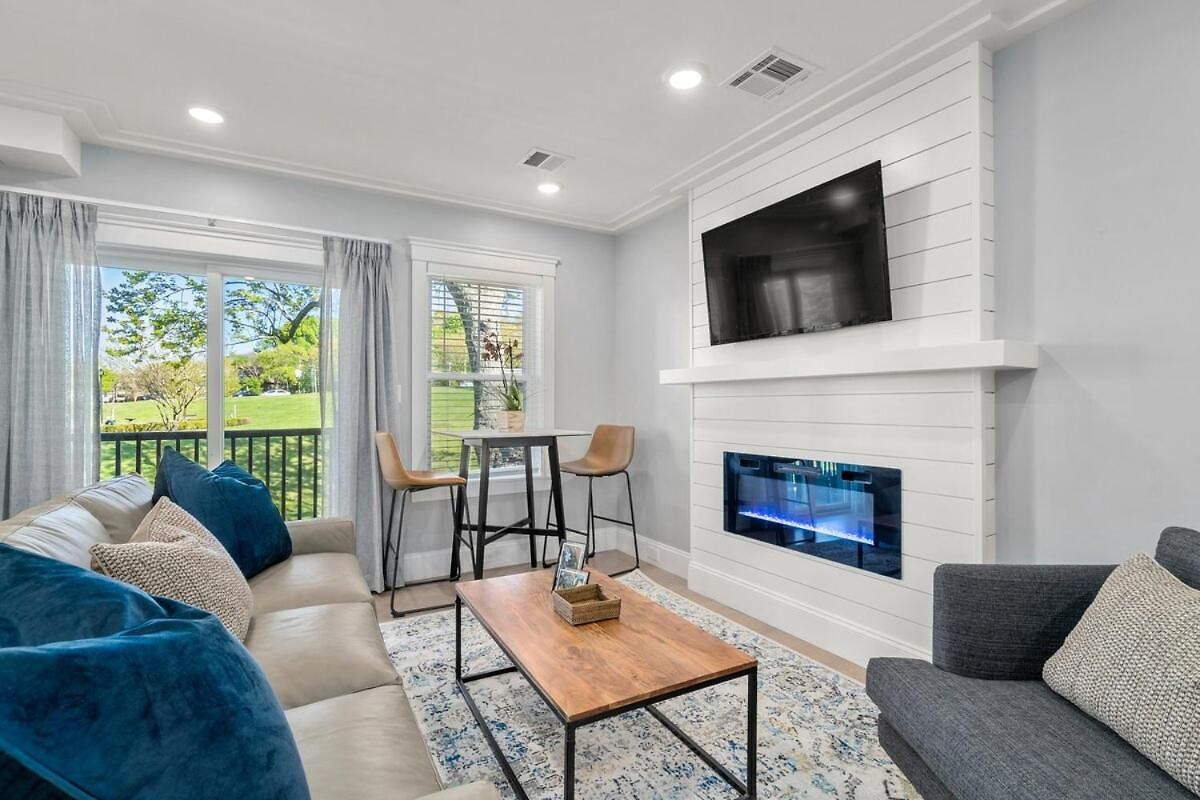 Apartment New 3 Bedroom, 2 Bath Unit, Meadow View!