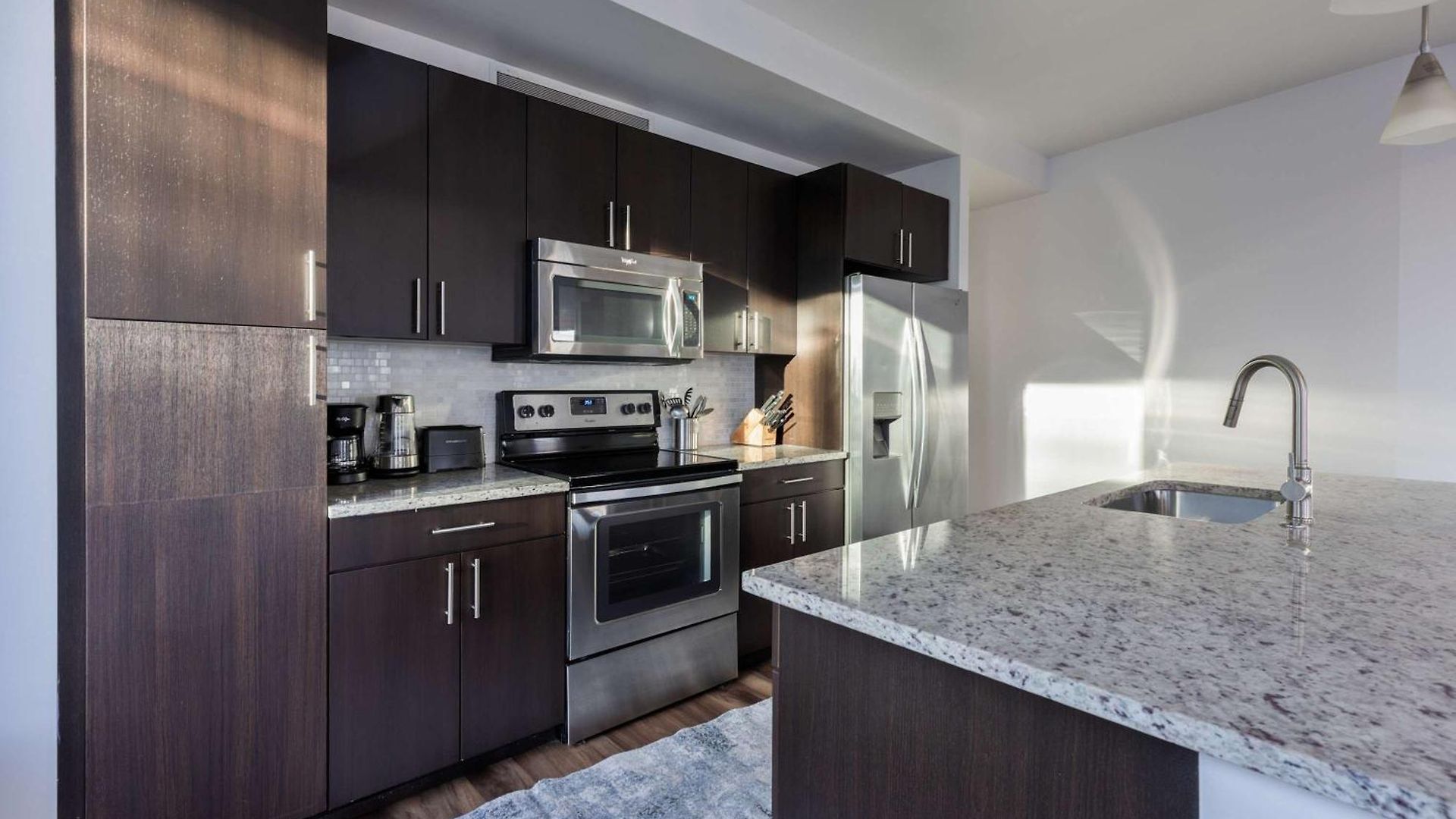 Waterfront Luxury Living & Walk To Dining * Boston