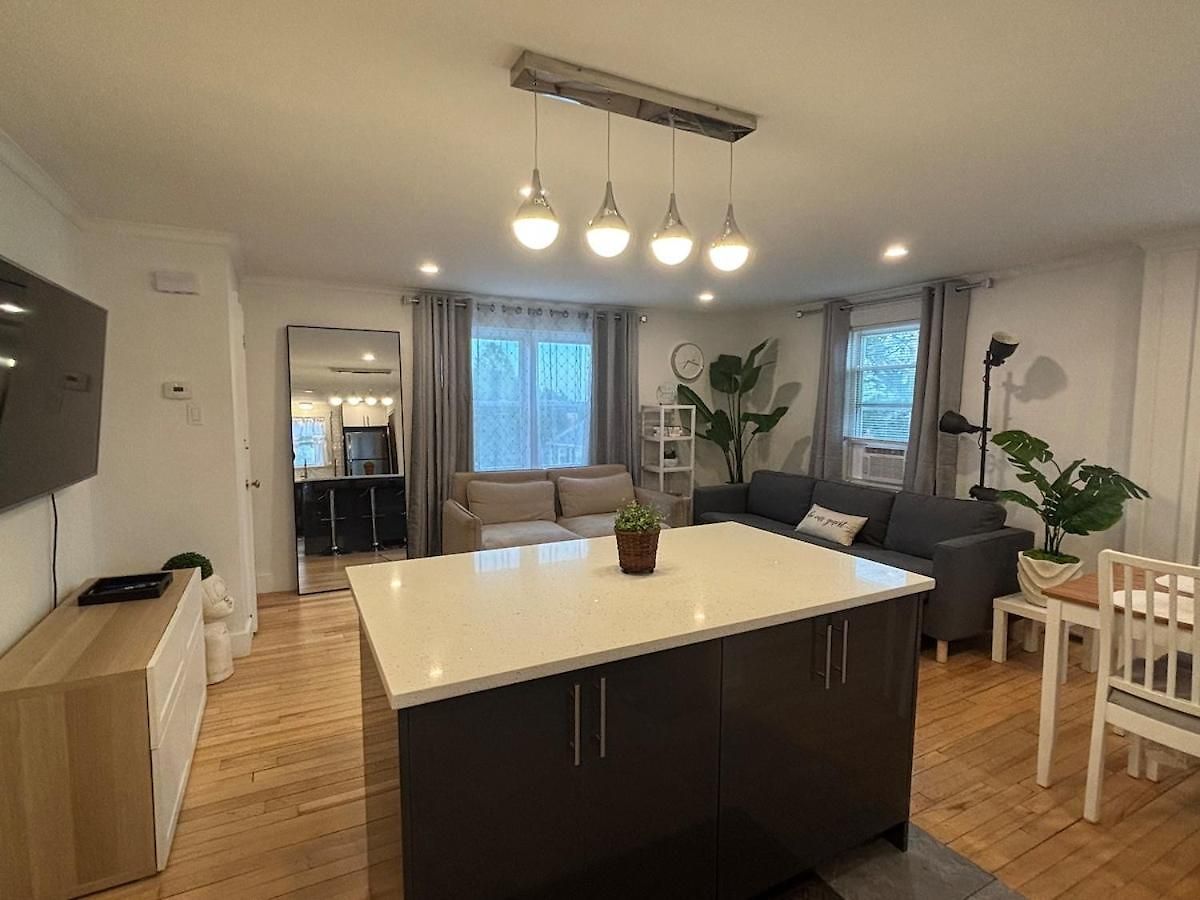 Modern 3 Bedroom With Parking In Apartment Boston