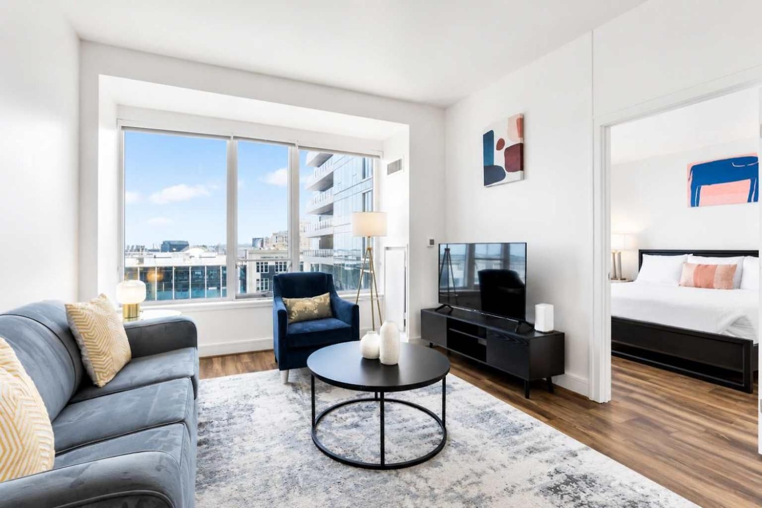 Chic Waterfront In Apartment