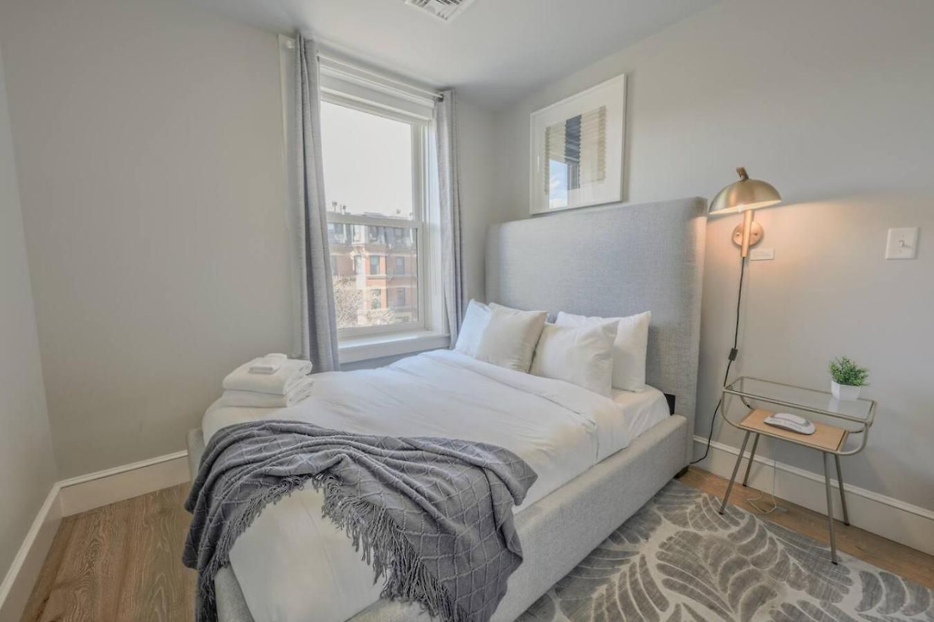 Prime Location Newbury Street 1br Apartment *