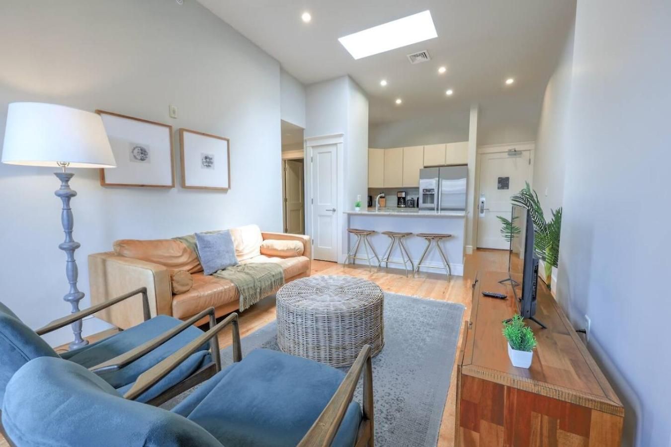 Unbeatable Location Newbury Street 1br Boston
