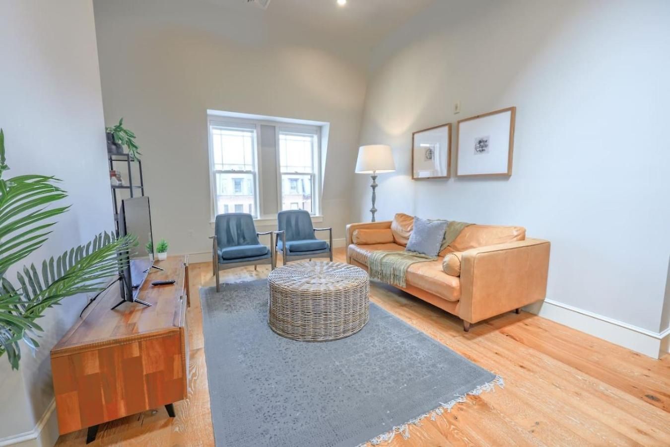 Unbeatable Location Newbury Street 1br Apartment *