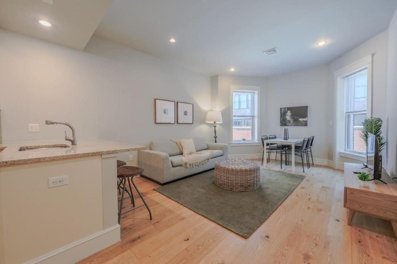 Sun-filled 1br Steps From Public Garden Apartment