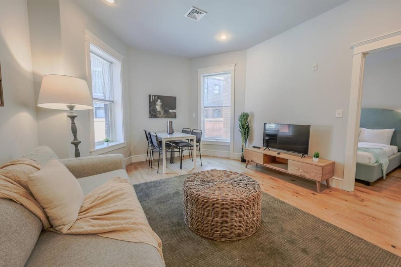 Sun-filled 1br Steps From Public Garden Apartment