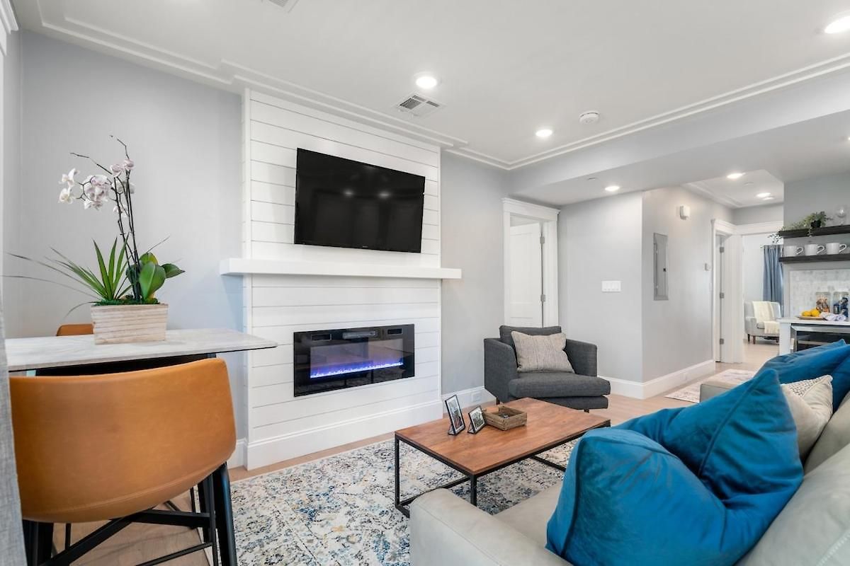 Apartment New 3 Bedroom, 2 Bath Unit, Meadow View!