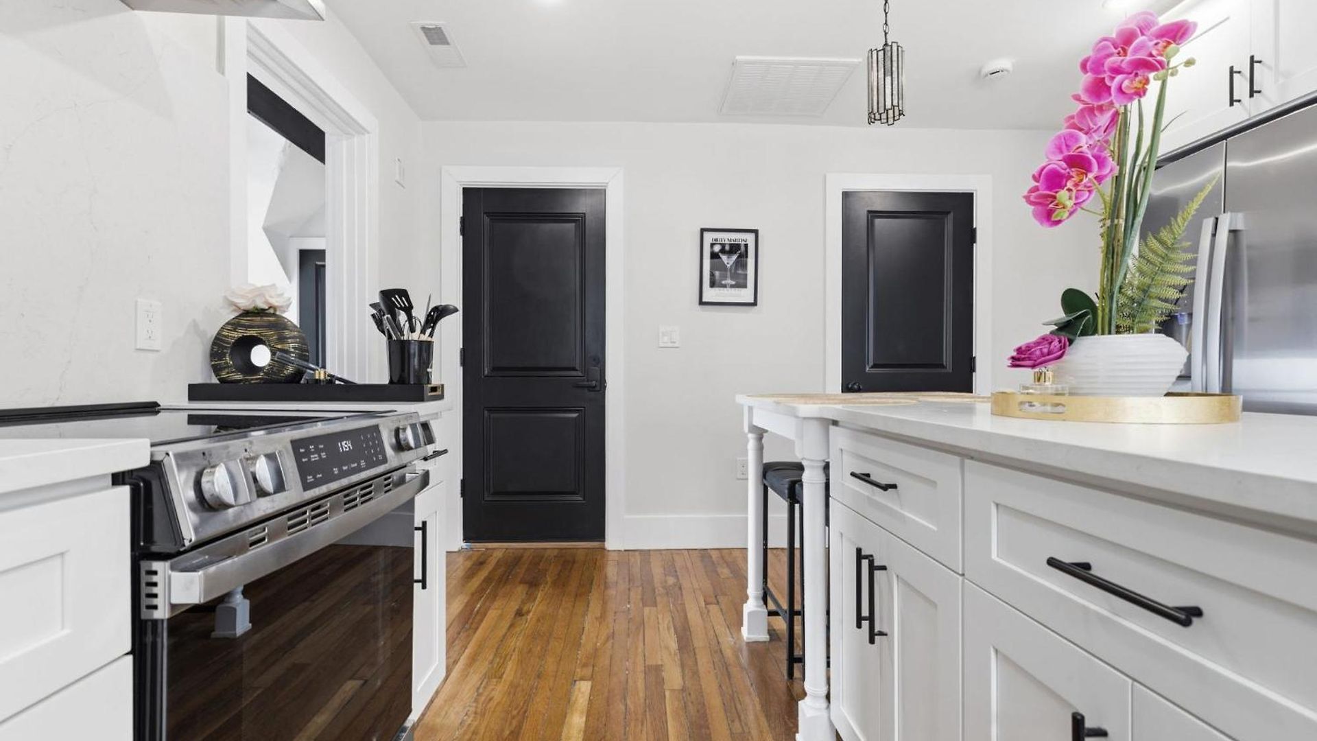 Bright And Spacious 3br Apt, Gated 2 Car Parking Apartment