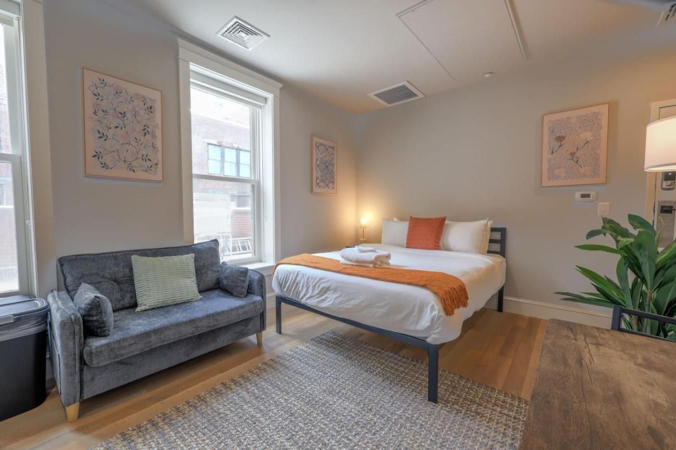 Stunning On Newbury St Apartment *