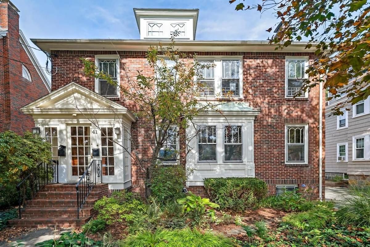 Walk To T, Jamaica Pond, Dining & Whole Foods Apartment