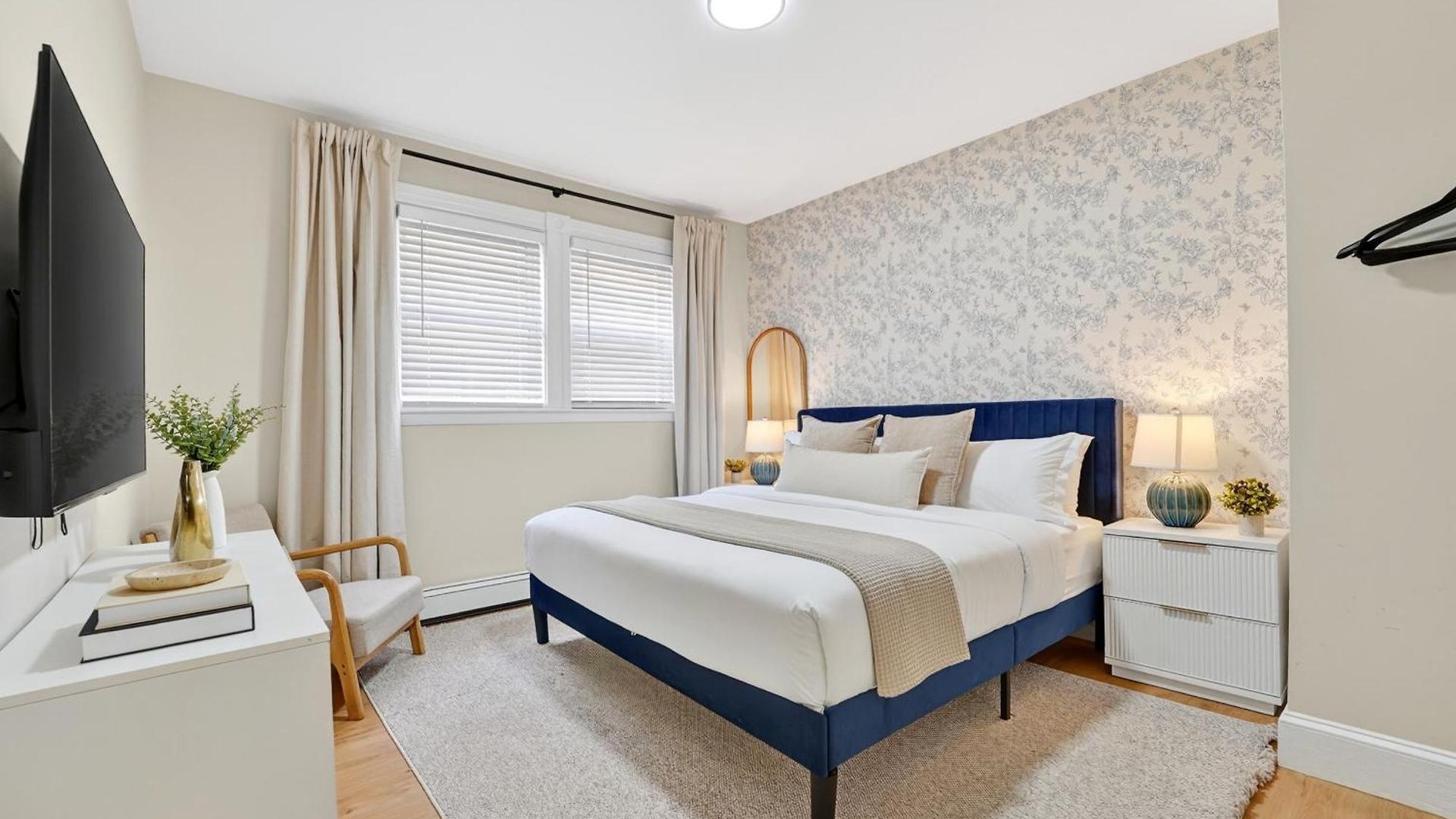 Spacious 5 Bedroom Near Train & Parking *