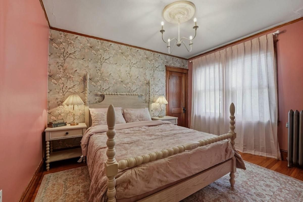 Charming 3br Garage Ev, Pool Table Apartment
